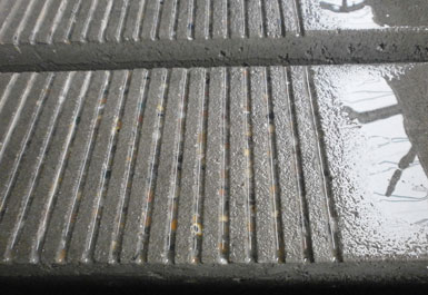 beton spalte med riller